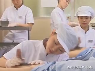 Japansk sykepleier slurping sæd ut av kåt pecker
