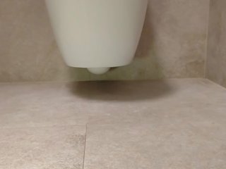 Enticing 腳 在 該 廁所
