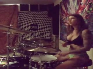 Felicity feline drums trong cô ấy quần áo trong tại quê hương
