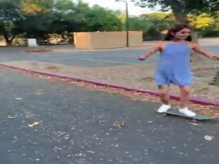 Wytatuowany łyżwiarz dziewczyna vanessa vega w skateboarding i kobiecy wytrysk w publiczne