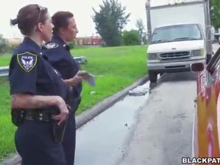 Kadın polisler çek üzerinde bbw metres suspect ve emmek onun deli